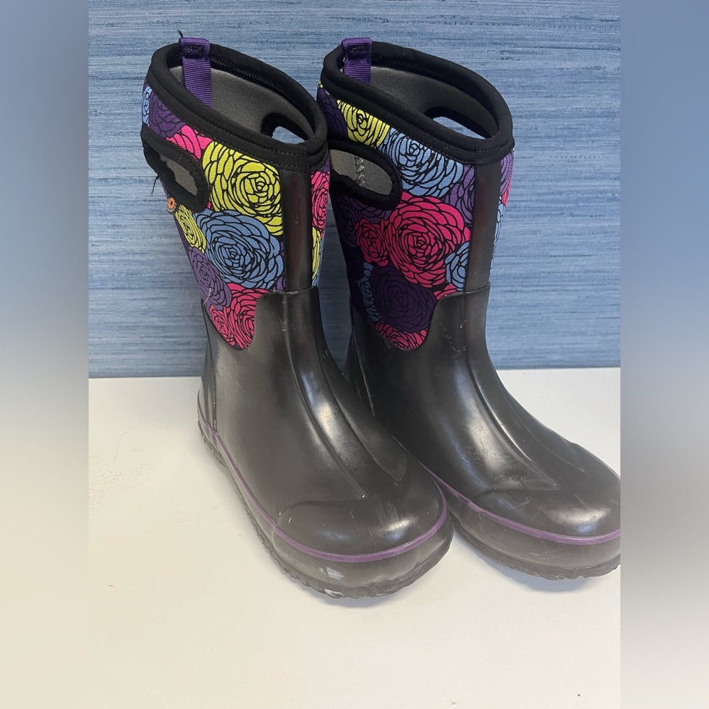 Bogs boots size 2 kids.  Great condition!
